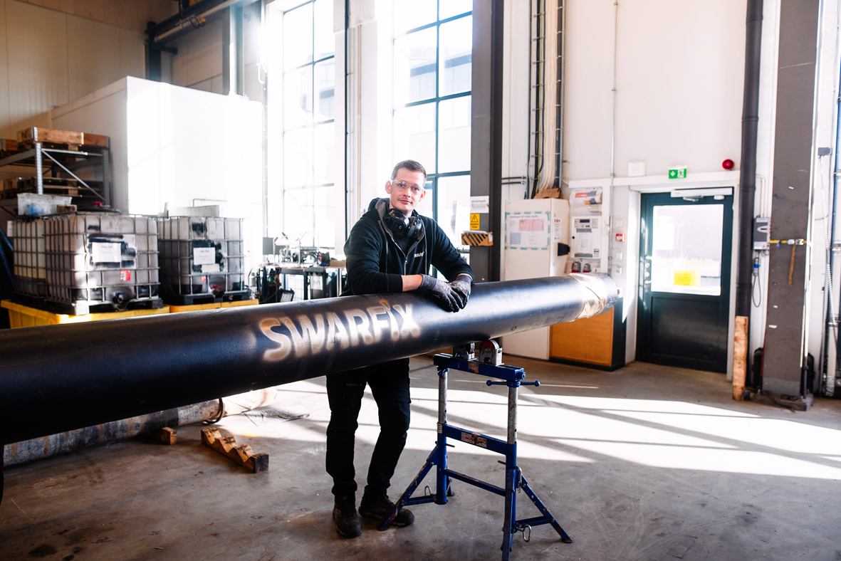 Swarfix-medarbeider i verkstedet med produkt