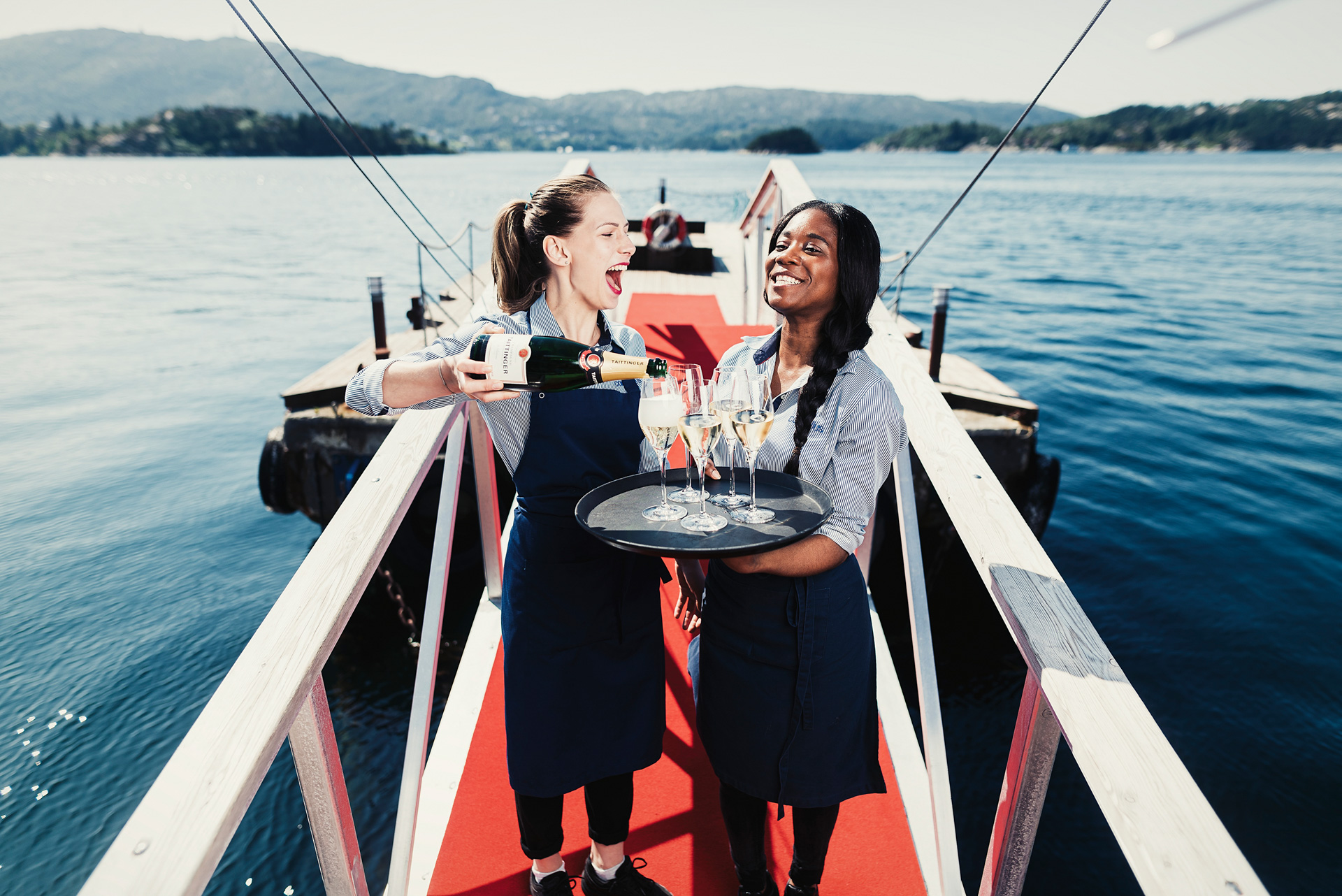 Servitører med champagne på bryggen — Cornelius Sjømatrestaurant