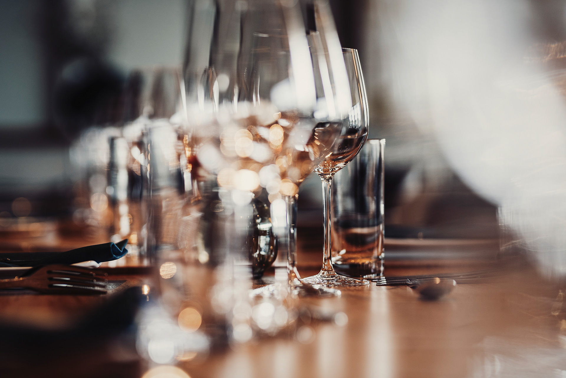 Borddekking med vinglass — Cornelius Sjømatrestaurant