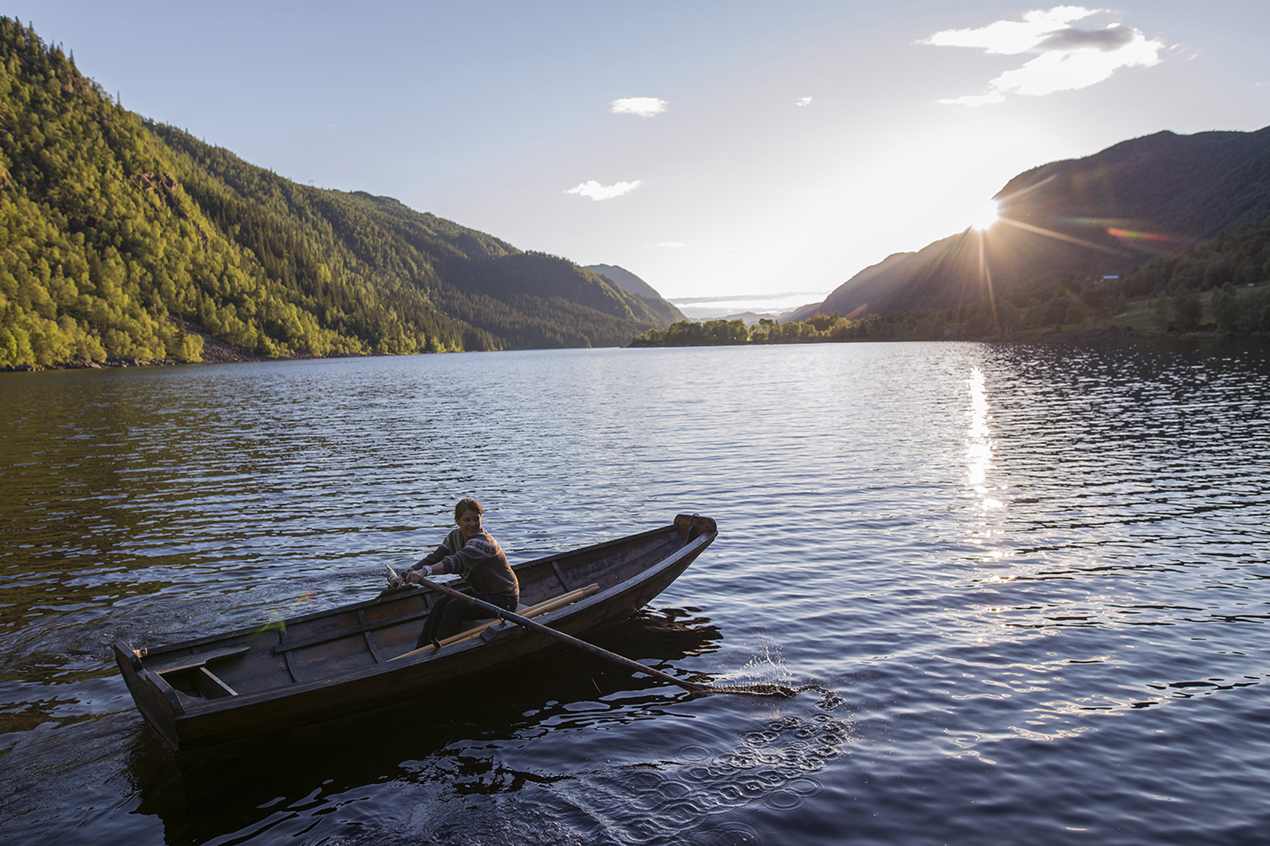 Robåt på fjellvann i kveldssol — Haukeli Hytter og Hus