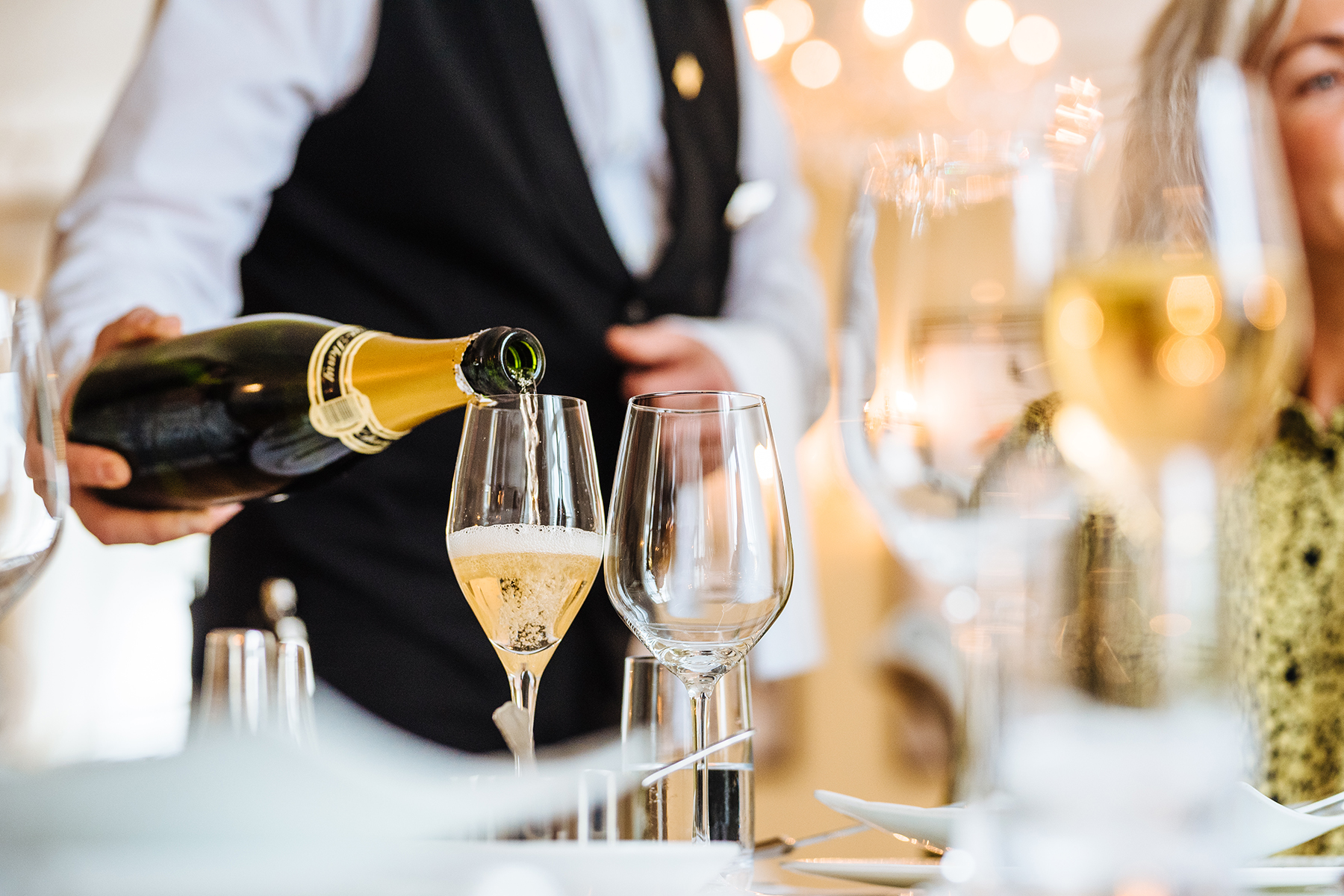 Servering av champagne i restauranten — Bekkjarvik Gjestgiveri