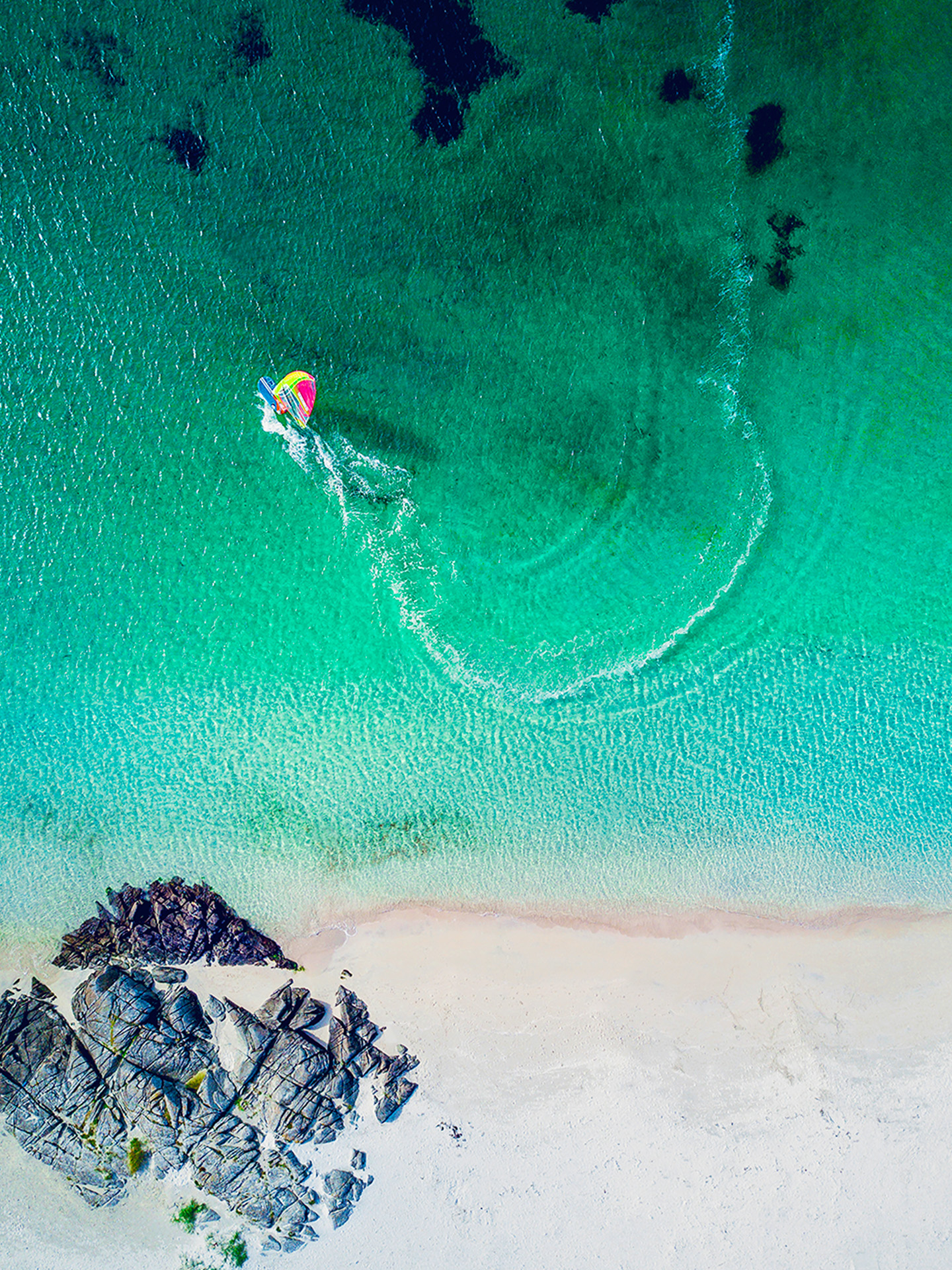 Åkra strand Karmøy — båt i turkis sjø, dronefotografering for Skudenes Aakra Sparebank