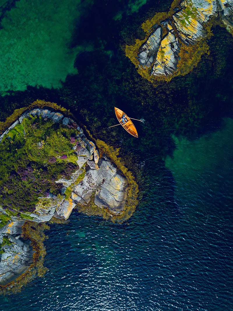 Vea Karmøy — robåt mellom holmer, dronefotografering