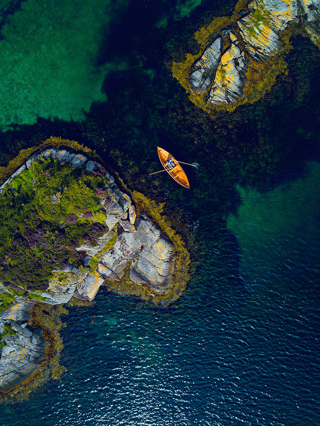 Vea Karmøy — robåt mellom holmer, dronefotografering