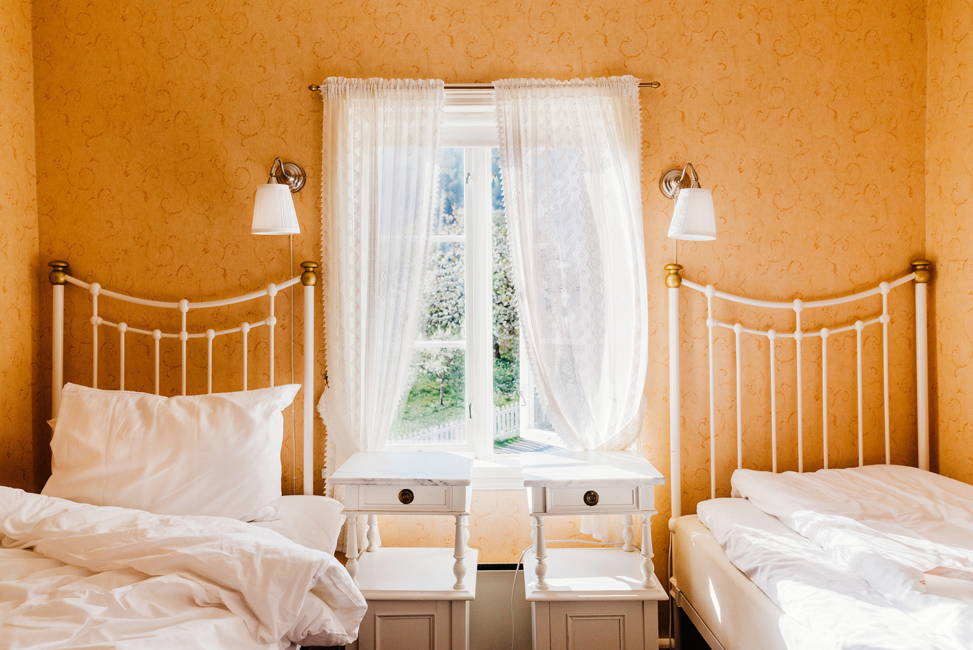 Utne Hotel Hardanger — hotellrom med gul vegg, fotografering for historisk reiselivsaktør